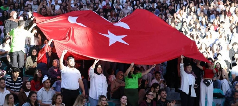 Çukurova Üniversiteli Gençler Türk Bayrağını El Üstünde Taşıdı