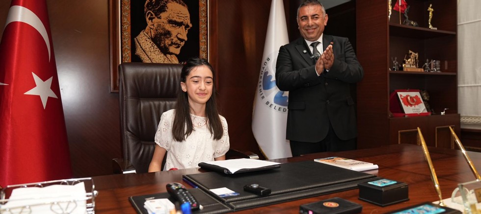 Küçük Yazar Zeynep Demir, Büyükşehirde Başkanlık koltuğuna oturdu