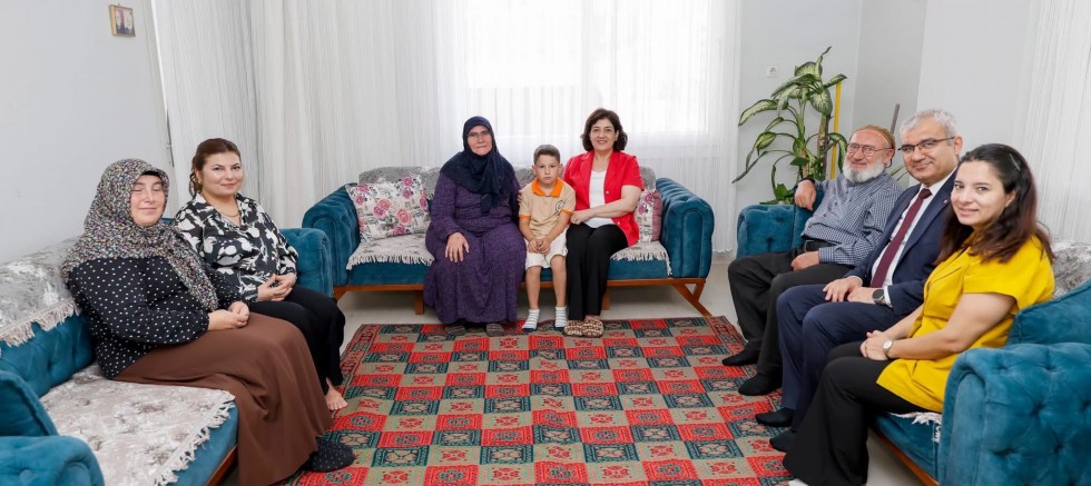 SÜREYYA YAVUZ HANIMEFENDİ ŞEHİTLERİMİZİN AİLELERİNİ ZİYARET ETTİ