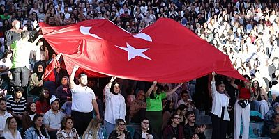 Çukurova Üniversiteli Gençler Türk Bayrağını El Üstünde Taşıdı
