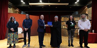 YÜREĞİR’DE GENÇLER “PEMBE ASLINDA SİYAHTIR” OYUNUNDA BULUŞTU