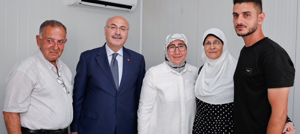 VALİ YAVUZ SELİM KÖŞGER VE EŞİ HANIMEFENDİ FATMA KÖŞGER GAZZE'DEN GELEN FİLİSTİNLİ AİLELERİ ZİYARET ETTİ
