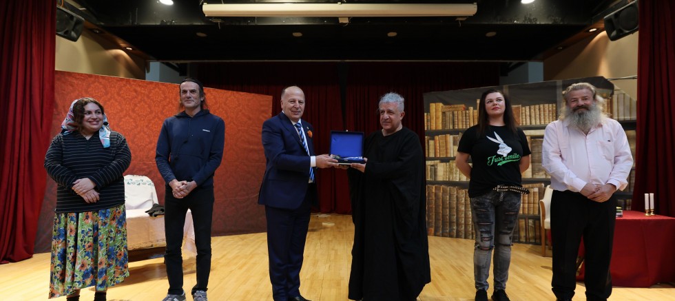 YÜREĞİR’DE GENÇLER “PEMBE ASLINDA SİYAHTIR” OYUNUNDA BULUŞTU